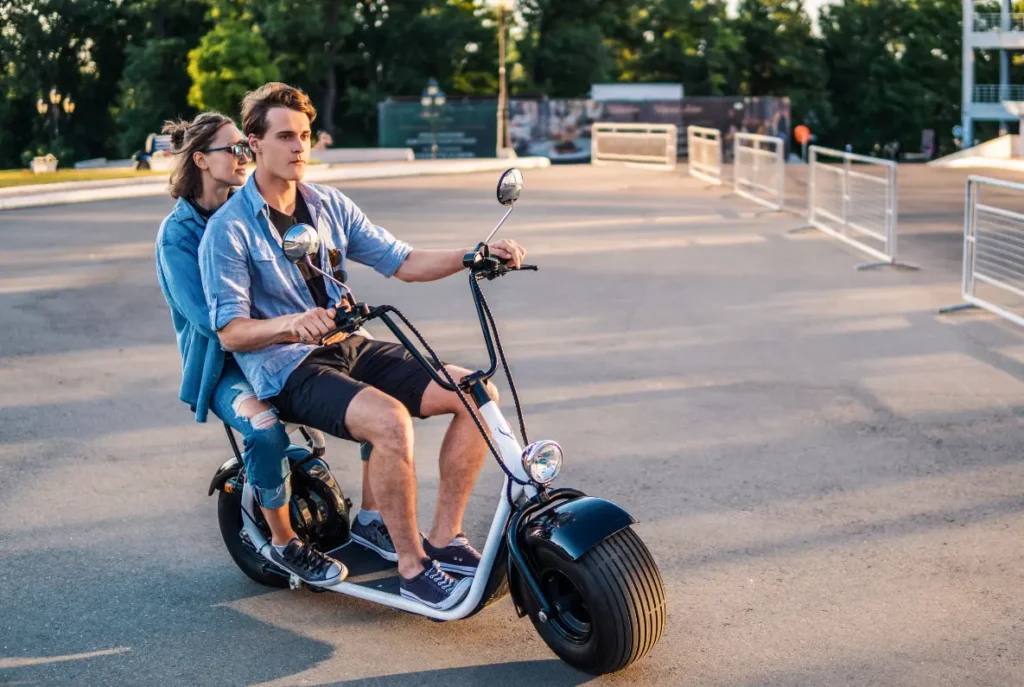 Bicicleta elétrica e patinete elétrico em ciclovia urbana, representando seguro para bicicletas e patinetes elétricos contra furto.